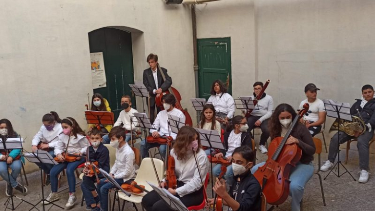 I giovani dell’Orchestra dell’associazione “Teatro dei Ragazzi” a piazza Bellini per celebrare con la città la “Festa della Musica”