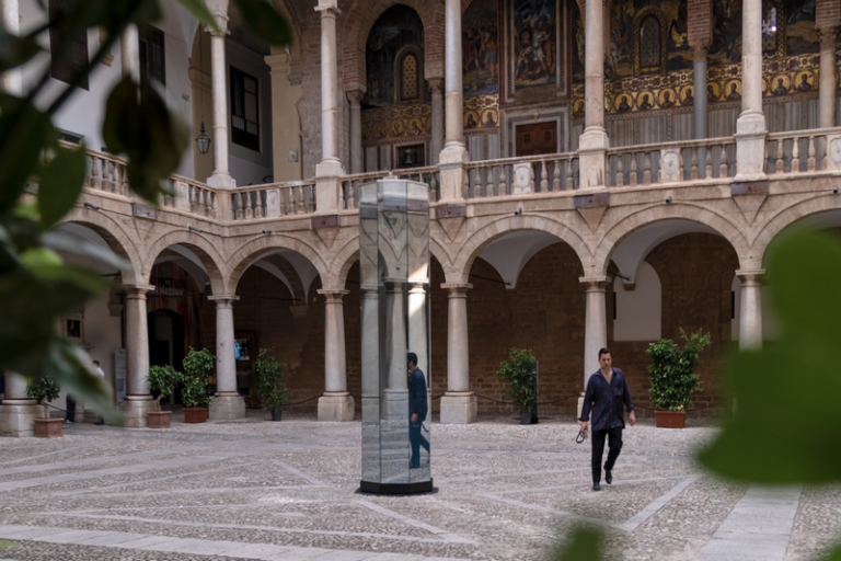 Edoardo Dionea Cicconi. Arte e Scienza: prove di riconciliazione a Palazzo Reale l’installazione Site-Specific “150-93 VIII” che si trasforma al crepuscolo 