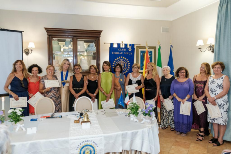 Passaggio di collare nel segno della luce al Club Inner Wheel Terrae Sinus