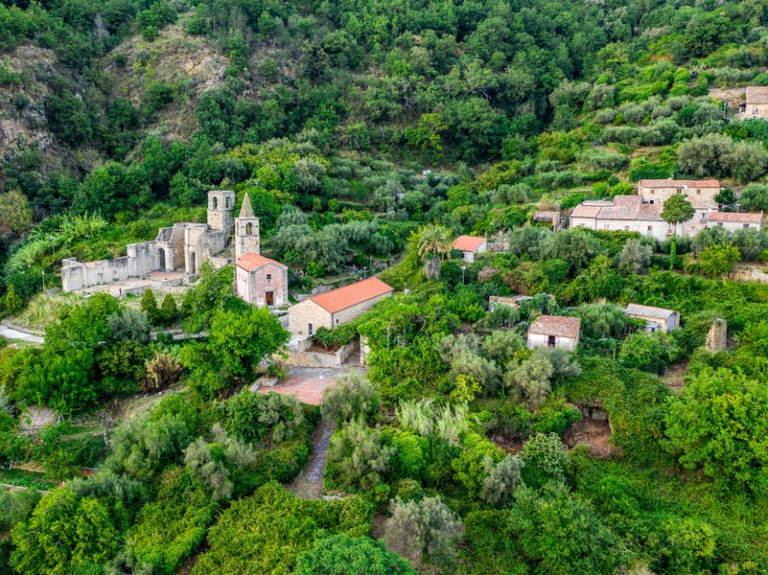 Termini e Castanìa riuniti sotto un unico comune denominatore: Il culto di Santa Marina di Scanio. Mentre è dissimile il luogo della sua sepoltura