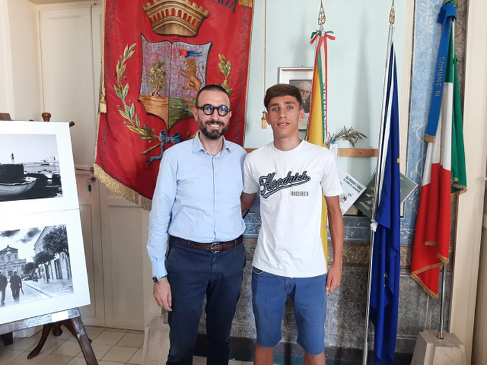 Il giovane talento calcistico Vincenzo Zizzo firma con la Sampdoria Under 17. Accolto dal sindaco per un riconoscimento