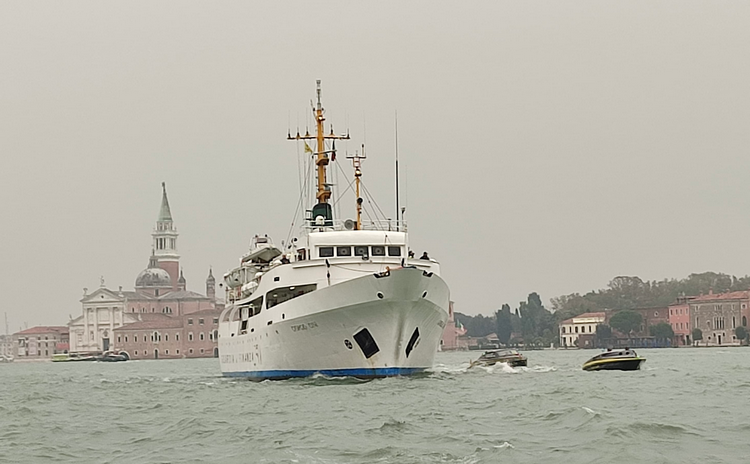 La storica Nave Scuola Giorgio Cini approda a Venezia a quarant’anni dalla consegna della bandiera navale